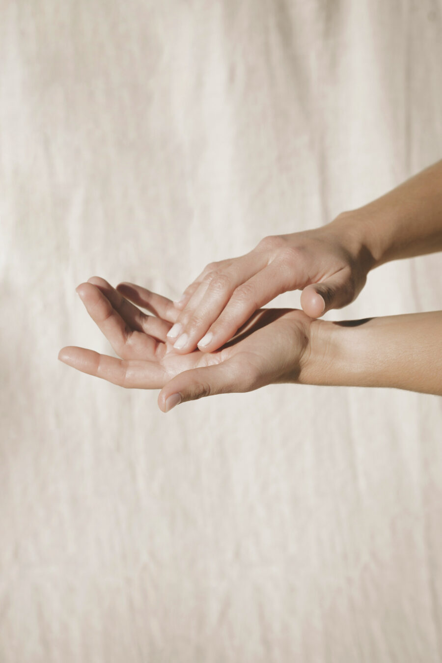 Movimientos circulares mezclando tu crema y aceite